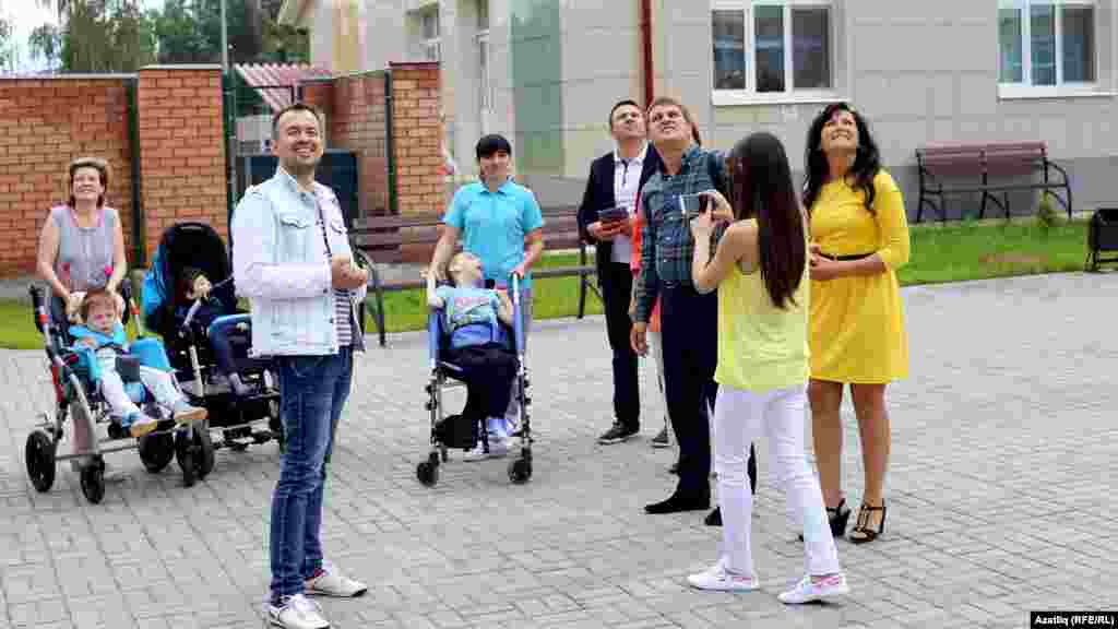 Һосписта яшәүчеләр кунаклар белән теләкләр теләп шарларны күккә очырды 