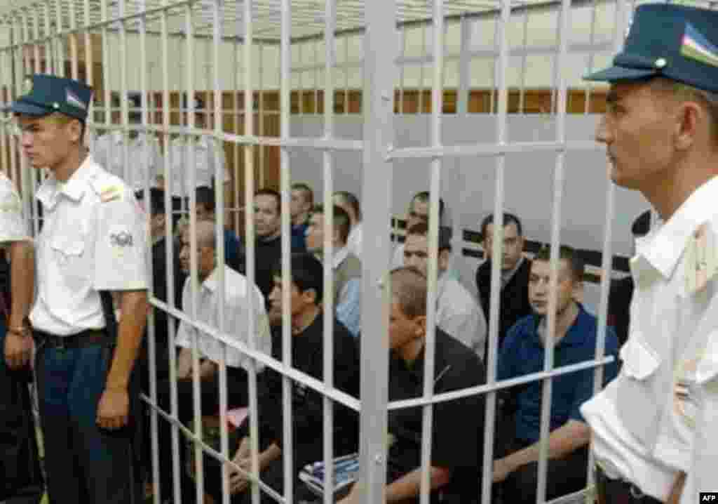 Әндіжанның 15 тұрғынына "терроризм" айыбы тағылды. Өзбекстан Жоғарғы соты, 2005 жылдың қыркүйегі. 