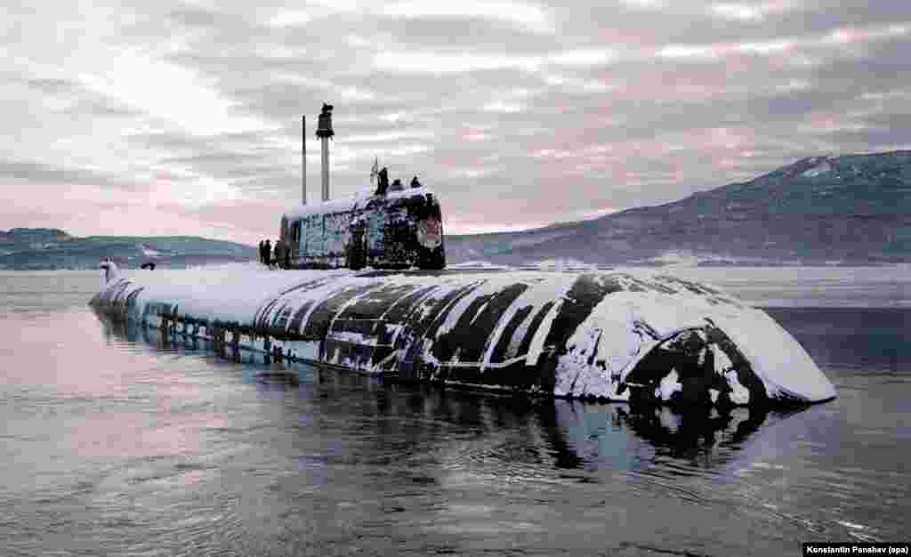 Атомная подводная лодка у Курильской гряды в 1998 году. Еще один фактор, привязывающий Россию к островам: военная стратегия. Глубоководные коридоры между островами позволяют российским подлодкам выходить в Тихий океан. 