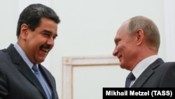 Николас Мадуро мен Владимир Путиннің былтырғы кездесуінен көрнекі сурет.
