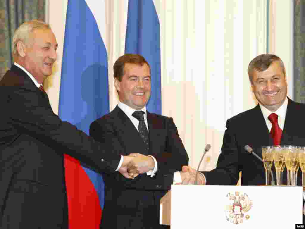 Dmitrij Medvegyev egykori orosz elnök (középen) kezet ráz Dél-Oszétia és Abházia vezetőivel Moszkvában 2008-ban. Medvegyev független államokként ismerte el a két területet. Oroszország továbbra is állomásoztat csapatokat mindkét régióban.