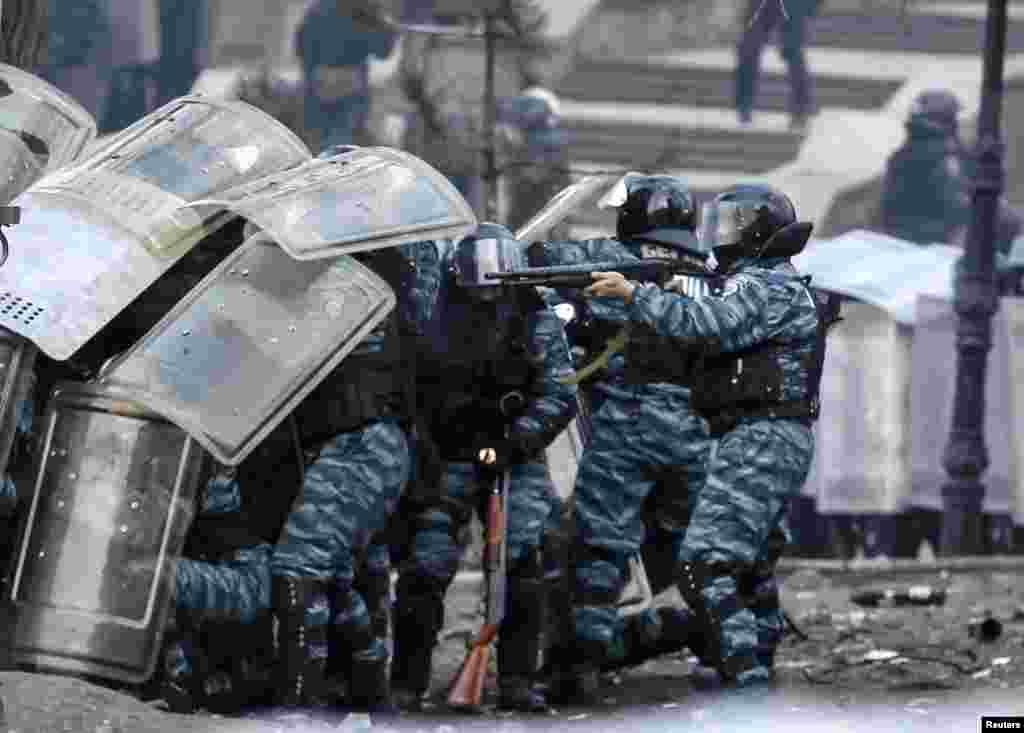 В столкновениях в центре Киева, начавшихся 19 января, по официальным данным, пострадали более 200 человек, в том числе – 35 журналистов