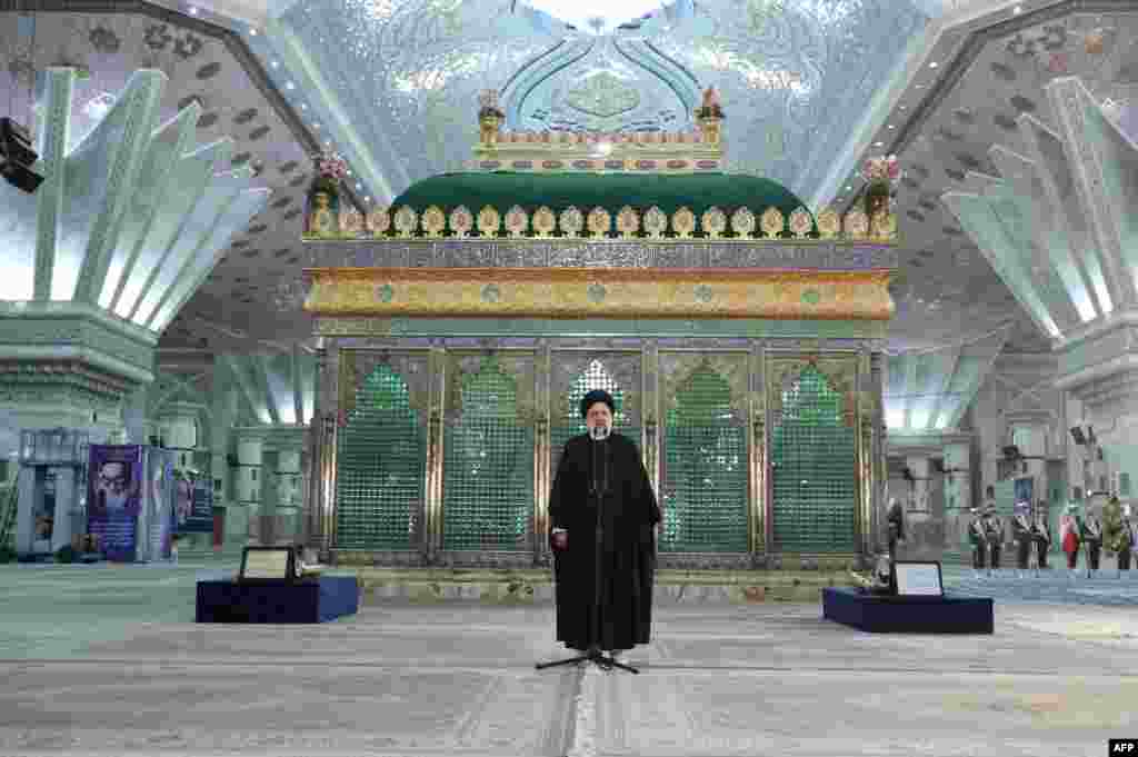رئیسی در بهمن‌ماه ۱۴۰۰، در شرایطی که ششمین ماه از دوران ریاست جمهوری خود را پشت سر می‌گذاشت در چهل‌وسومین سالگرد بازگشت روح‌الله خمینی به ایران در محل دفن بنیان‌گذار جمهوری اسلامی سخنرانی کرد.
