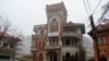 Vila de patrimoniu, construită în perioada interbelică de arhitectul Toma Socolescu, a fost una dintre locuințele lui S.O.Vântu. I se spune „palatul”