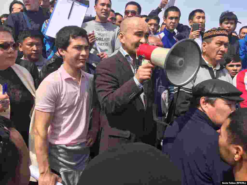 Гражданский активист Макс Бокаев выступает на митинге в Атырау. К собравшимся пришел аким Атырауской области Нурлан Ногаев, который обещал донести их требования до правительства и парламента. Власти региона также обещали не преследовать гражданских активистов, выступающих против «против продажи земель».