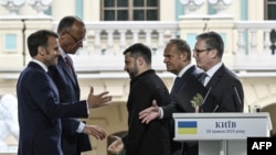 Președintele francez, Emmanuel Macron, cancelarul german, Friedrich Merz, președintele ucrainean, Volodimir Zelenski, premierul polonez, Donald Tusk, și premierul britanic, Keir Starmer, își strâng mâinile după o conferință de presă comuniă la Kiev, pe 10 mai 2025