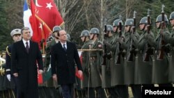 Թուրքիայի նախագահ Աբդուլա Գյուլը դիմավորում է Ֆրանսիայի նախագահ Ֆրանսուա Օլանդին, Անկարա, 27-ը հունվարի, 2014թ․, Associated Press-ի լուսանկարը տրամադրել է «Ֆոտոլուր»-ը