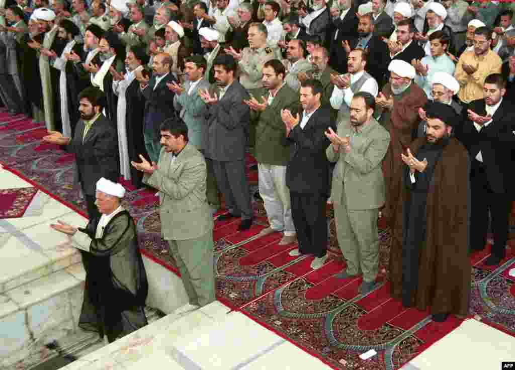 شرکت در نمازجمعه تهران به امامت اکبر هاشمی رفسنجانی، مرداد ۱۳۷۹