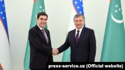 Президент Туркменистана Гурбангулы Бердымухамедов (слева) и президент Узбекистана Шавкат Мирзиёев, Ташкент, 23 апреля, 2018 года.
