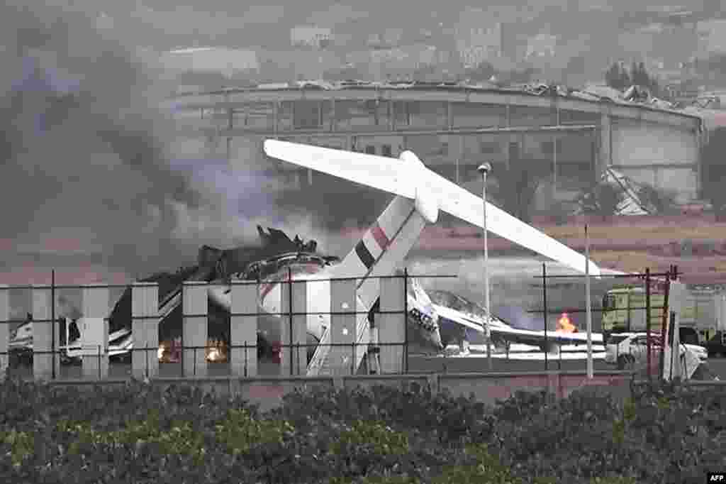 Fotografija iz letaka koju je 6. maja objavila podružnica jemenske novinske agencije SABA, povezana s Hutima, prikazuje vatrogasno vozilo kako gasi požar na zapaljenom avionu na međunarodnom aerodromu u Sani. Avion je zapaljen nakon što su izraelski vojni avioni napali glavni grad Jemena pod kontrolom pobunjenika, kao odmazdu za raketni napad Huta, koje podržava Iran, na glavni izraelski aerodrom.