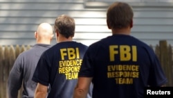 Mohamudy ýasama bomba bilen üpjün edenler Federal derňew býurosynyň (FBI) ýaşyryn agentleri we beýleki polisiýa işgärleri.