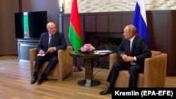 Рускиот претседател Владимир Путин на средбата со неговиот белоруски колега Александар Лукашенко во Сочи