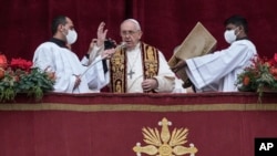 Kreu i Kishës Katolike, Papa Françesku, duke mbajtur fjalimin e tij tradicional, Urbi et Orbi. 