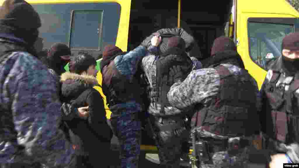 Всего, по неофициальным данным, 21 марта в Астане было задержано около 20 человек. 