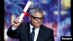 محمد رسول‌اف بعد از دریافت جایزه ویژه هیئت داوری جشنواره کن