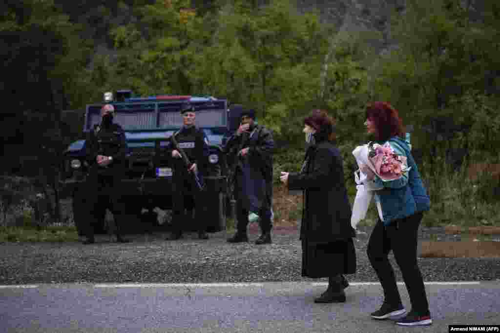 În 2013, Belgradul și Pristina s-au angajat într-un dialog susținut de UE pentru a rezolva problemele restante, dar s-au făcut puține progrese. În fotografie, o femeie sârbă trece pe lângă Unitatea de Operațiuni Speciale a Poliției Kosovo, la punctul de frontieră din Jarinje.