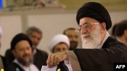آیت‌الله خامنه‌ای، رهبر جمهوری اسلامی به هنگام شرکت در انتخابات ریاست جمهوری
