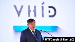 Mészáros Lőrinc egyik cége rendezvényén. Az ő megtakarításai erősen javítják a statisztikát
