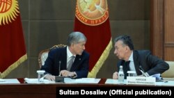 (солдон оңго) Кыргызстандын экс-президенти Алмазбек Атамбаев жана анын кеңешчиси Фарид Ниязов.
