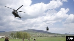 Francuske trupe Kfora u blizini vojnog kampa Belvedere na Kosovu