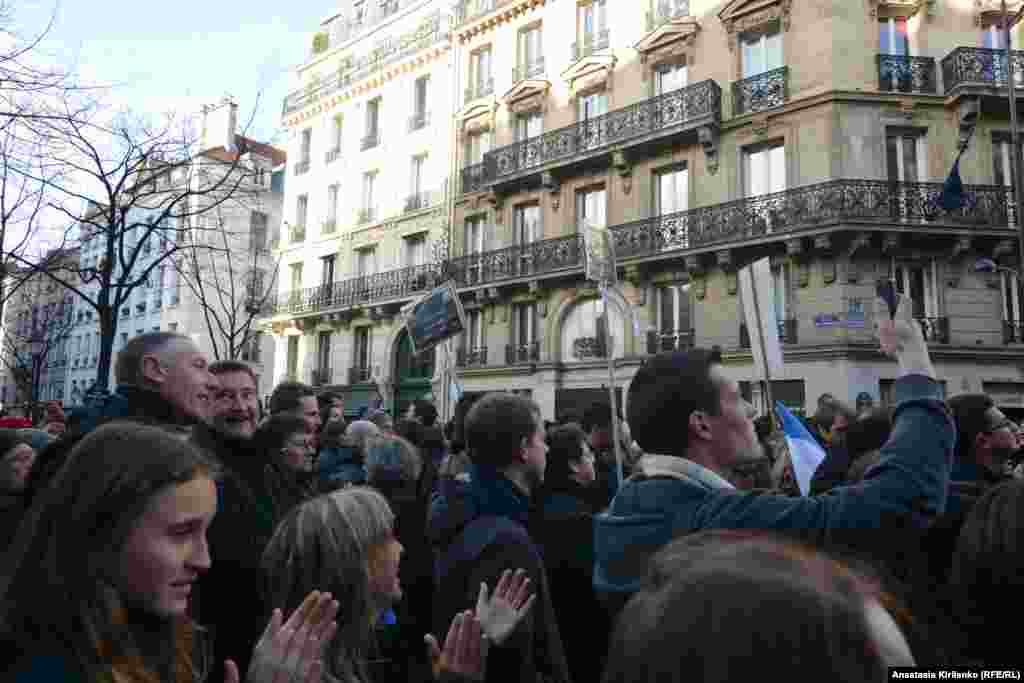 "Я Шарли, я свободна, я не мишень" ("Je suis Charlie, je suis libre, je suis pas une cible")