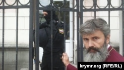 Владика Климент біля захопленого в Криму храму, 31 серпня 2017 року