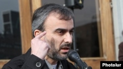 Ժիրայր Սեֆիլյանը ելույթ է ունենում Ազատության հրապարակում անցկացվող հանրահավաքում, արխիվ