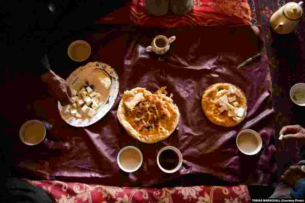Типичный обед памирских кыргызов: хлеб, чай с молоком и каменная соль, а иногда и свежий сыр. На ужин — мясо и рис. Недоедание у памирских кыргызов наблюдается в основном из-за недостатка витаминов, которые поступают в организм из фруктов и овощей, а они в этих краях встречаются не часто. 