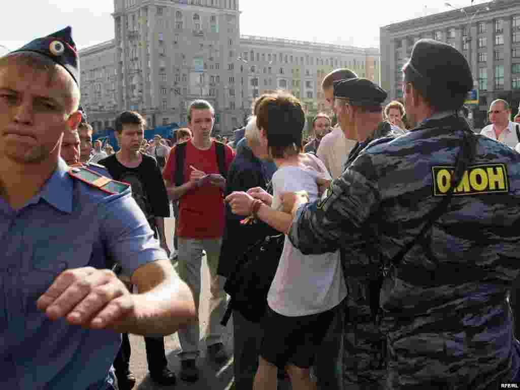 Практически все пришли на митинг без каких-либо средств агитации
