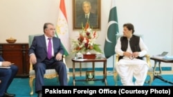 Tajik President Emomali Rahmon (left) and Pakistani Prime Minister Imran Khan met in Islamabad on June 2.
