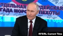 Rus prezidenti Wladimir Putin 19-njy dekabrda özüniň ýyllyk metbugat ýygnagynyň dowamynda çykyş edýär.