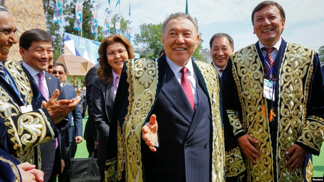 Президент Казахстана Нурсултан Назарбаев (в центре) во время празднования Дня единства народа Казахстана. За его спиной слева — старшая дочь Дарига Назарбаева. Алматы, 1 мая 2016 года.