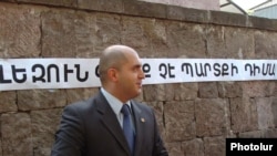 Armenia -- MInister of Education Armen Ashotian faces a protest outside parliament, 04Jun2010