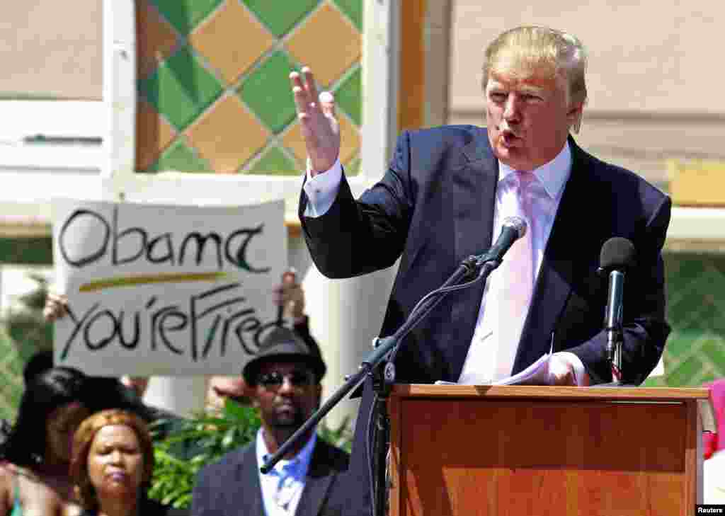 Трамп выступает на шествии движения "Чаепития" во Флориде в 2011 году. В речи, обращенной к ультраконсервативной фракции Республиканской партии, он обрушился с критикой на Барака Обаму. Тогда он начал кампанию под лозунгом "На самом ли деле Барак Обама родился в США?".