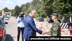 Ігор Додон (с) вітається з російським військовим-«миротворцем» на межі з сепаратистським Придністров’ям, архівне фото