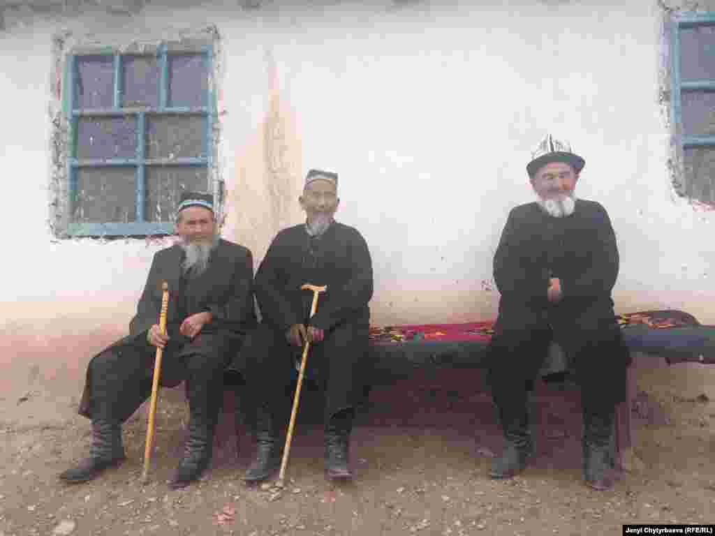 Жайылган айылындагы жекшемби базарына келген аксакалдар.
