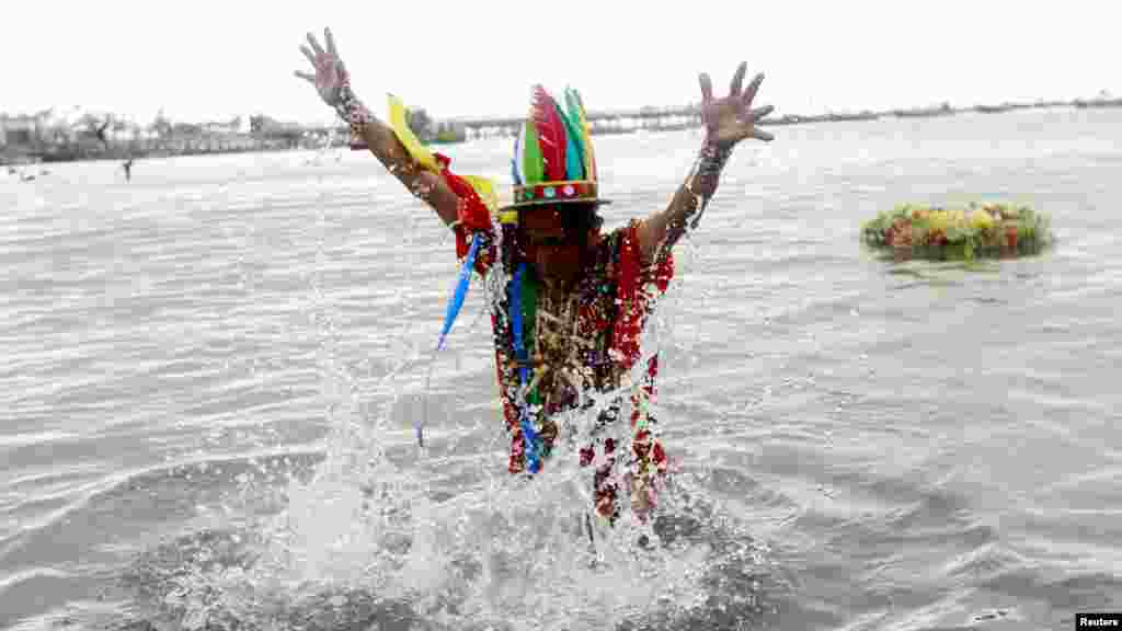 Peru - Ritual na plaži kako bi se spriječio smak svijeta, Lima, 20. decembar 2012. Foto: REUTERS / Mariana Bazo
