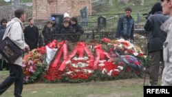 М.Садыркуловдун сөөгү Байтик айылынын жанындагы мүрзөгө коюлду.12-апрель, 2009-жыл.