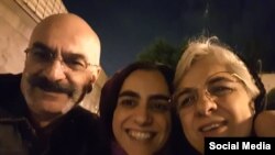 ارس امیری به همراه پدر و مادرش