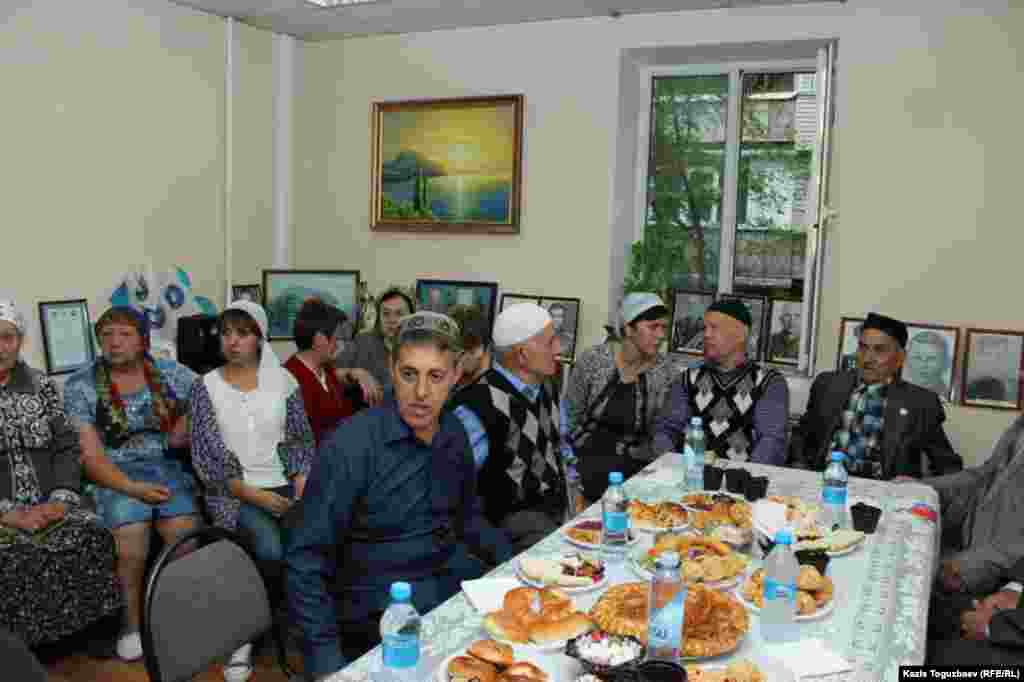 Алматыда Қырым татарлары диаспорасының өкілдері 1944 жылы совет өкіметі Қырым түбегінде жүргізген депортация құрбандарын еске алуға жиналды. Еске алу шарасы мамырдың 18-і күні түс кезінде Қырым татарларының "Ватандаш" мәдени орталығында депортация құрбандарына құран бағыштаудан басталды. Шараға қатысушылар арасында депортация қасіретін басынан өткерген ақсақалдар да болды.