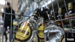 Шишаҳои шароби "Путинка"