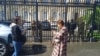 Охрана парламента не пропустила на заседание сессии троих аккредитованных там журналистов – Изиду Чаниа, Низфу Аршба и Елену Заводскую