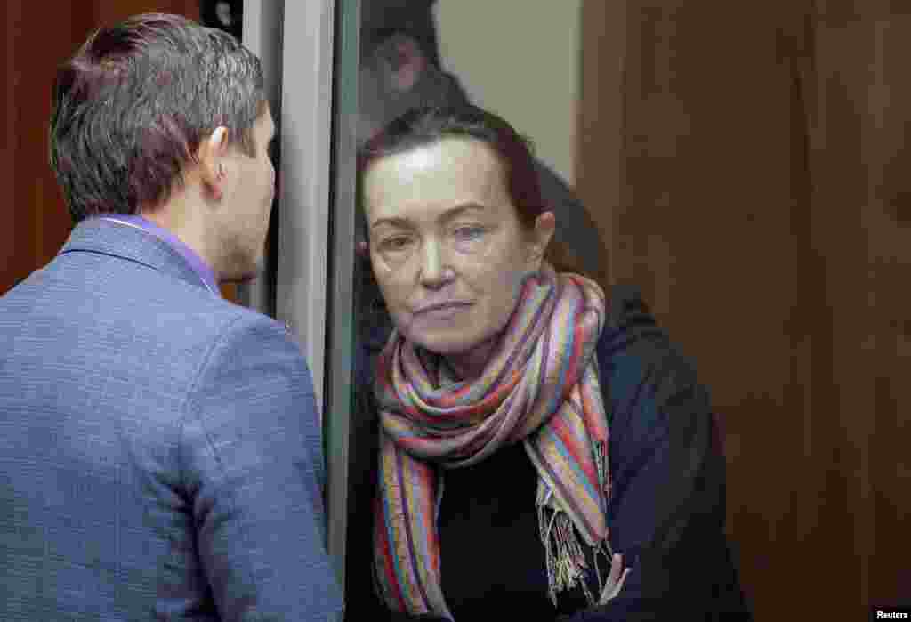 Алсу слушает адвоката, стоя внутри камеры для подсудимых, во время судебного заседания в Казани, Россия, 1 декабря 2023 года 