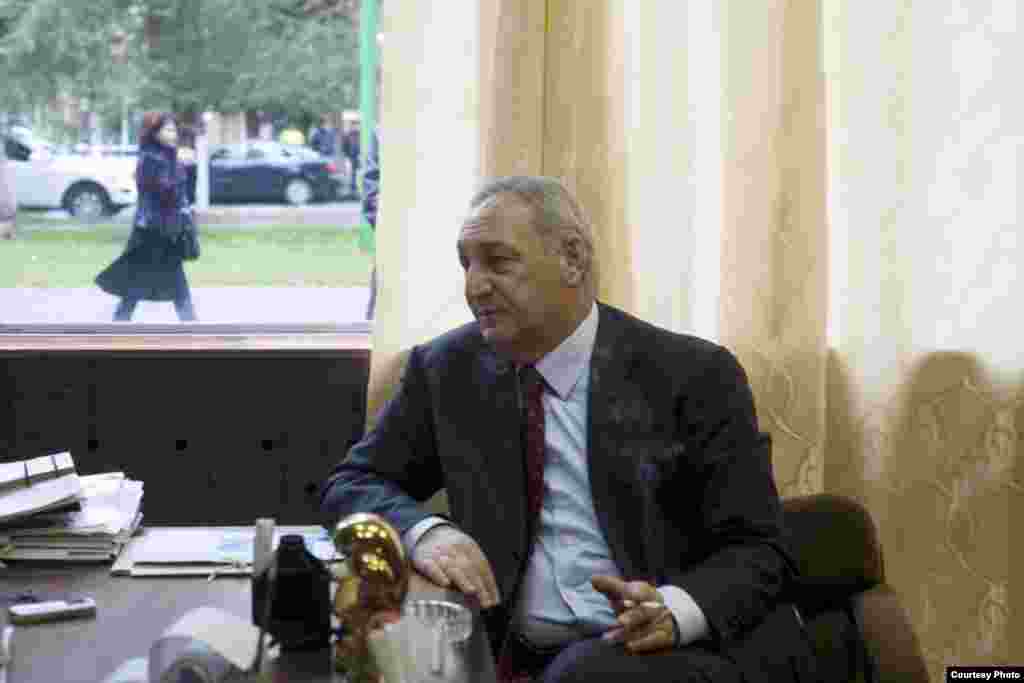С.Багапш Пицунда жергесинде өкмөттүк жыйындан соң. - Сергей Багапш Пицунда жергесинде өкмөттүк жыйындан соң.