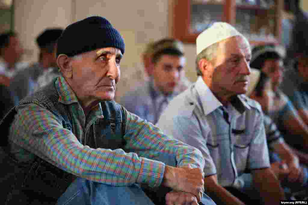 Ораза аяқталған соң мұсылман қауымы таңертең мешітте айт намазын оқуы парыз. Суретте: Қырым татарлары мешітте айт намазында отыр. Симферополь.