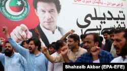 شادی هواداران عمران خان پس از اعلام انتخاب وی به عنوان نخست وزیر پاکستان