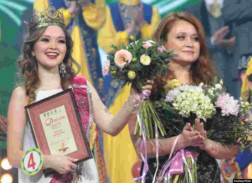 Русиянең иң матур, иң булган татар кызы дип аталган Алина Аптукова тагын "Иң гүзәл кыз" исемен дә алды. Рәсемдә: Алина Аптукова белән бәйгене оештыручы, жюри әгъзасе, Чиләбе Татар конгрессы башкарма комитеты рәисе Лена Колесникова.