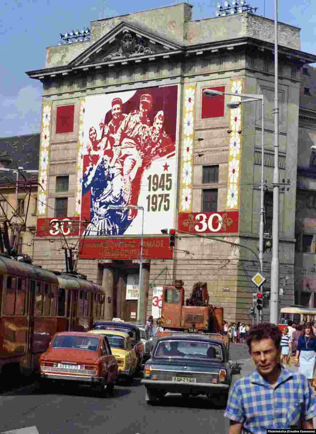 Баннер на фотографии 1975 года на театре Hybernia. Он посвящен 30-летию со дня вхождения советских войск в Прагу во время Второй мировой войны