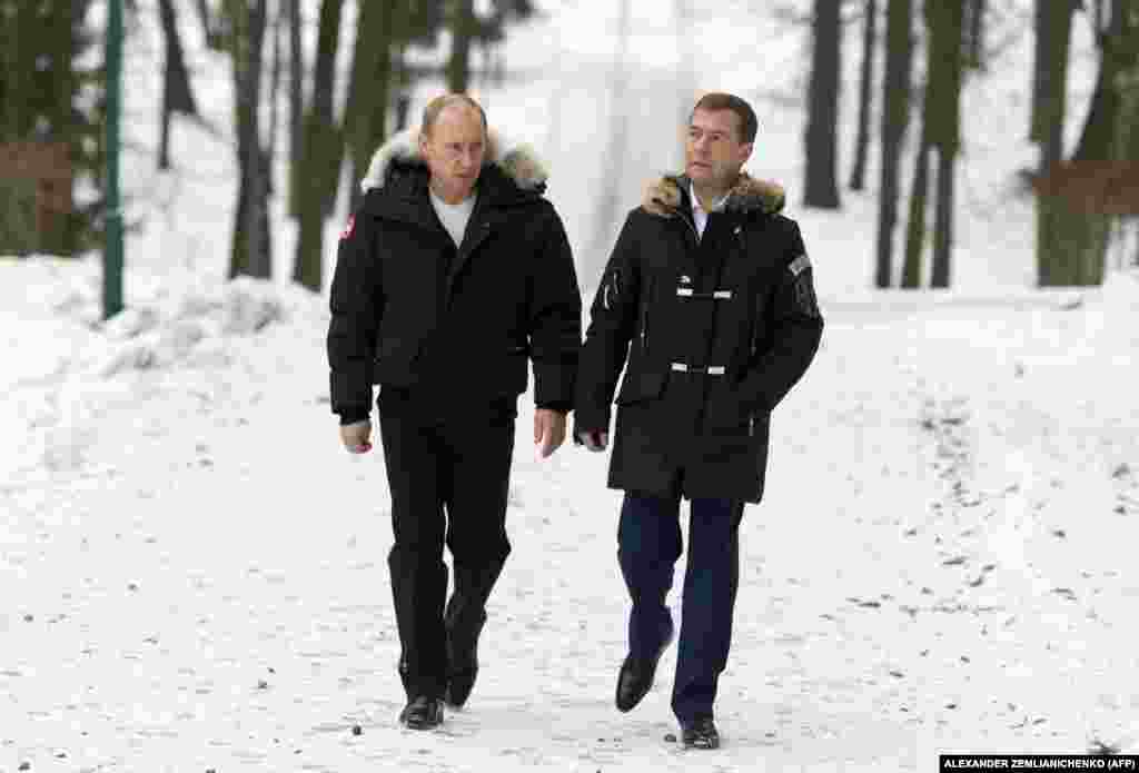 Путин и Медведев гуляют в окрестностях Москвы. 29 февраля 2008 года. Когда прописанное в Конституции ограничение – не более двух сроков подряд для одного человека на посту президента – не позволило Путину баллотироваться в 2008 году, он предложил кандидатуру Медведева, на тот момент первого вице-премьера.
