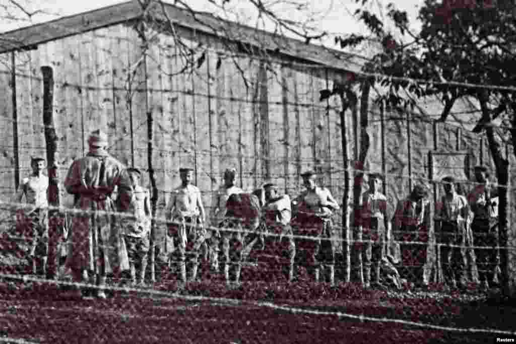 Wagty bellenmedik fotosurat Werdun söweşinde ýesir alnan german esgerlerini görkezýär. Olar barlag geçirýän fransuz esgerleriniň öňünde eşiklerini çykarýarlar.